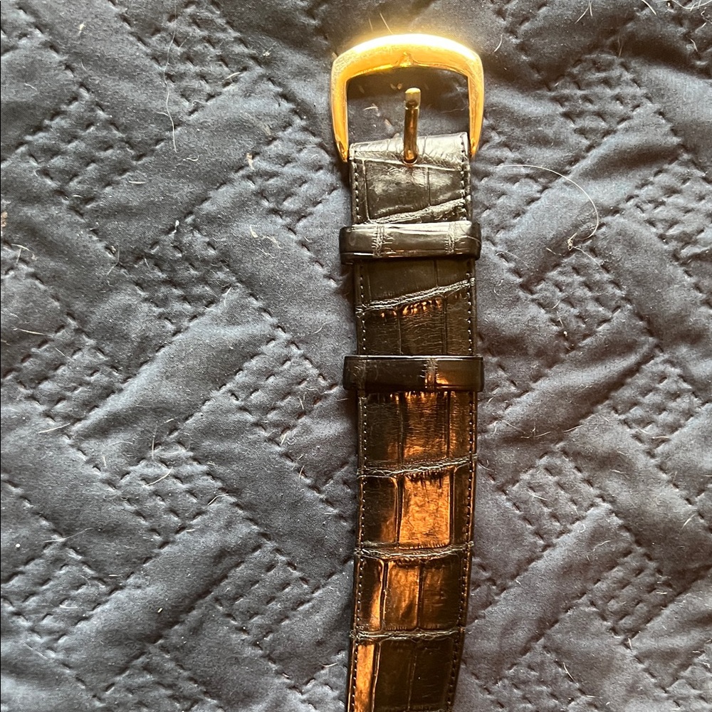 Sophisticated Black and Gold Crocodile-Embossed Men's Belt